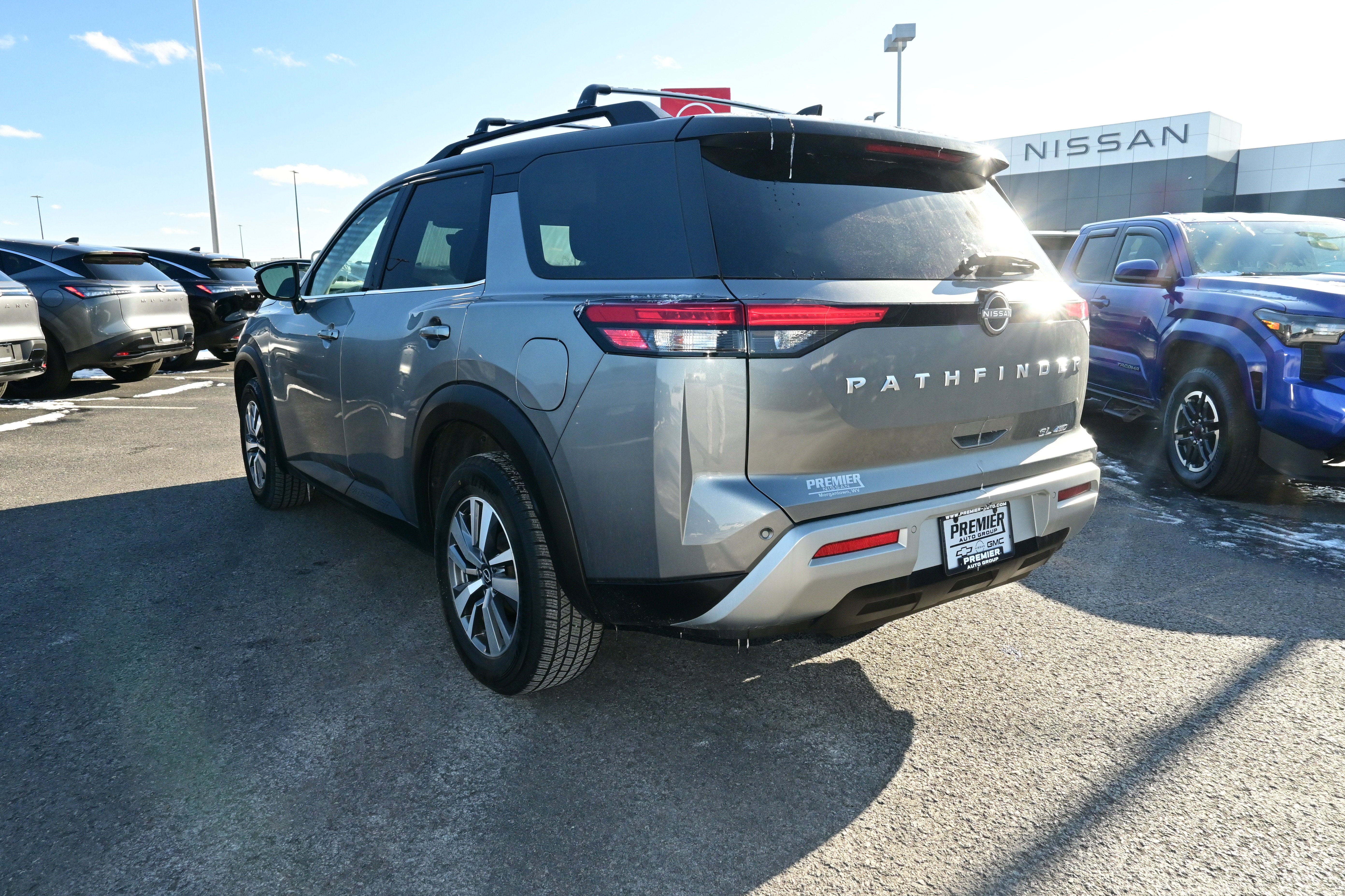 2023 Nissan Pathfinder SL