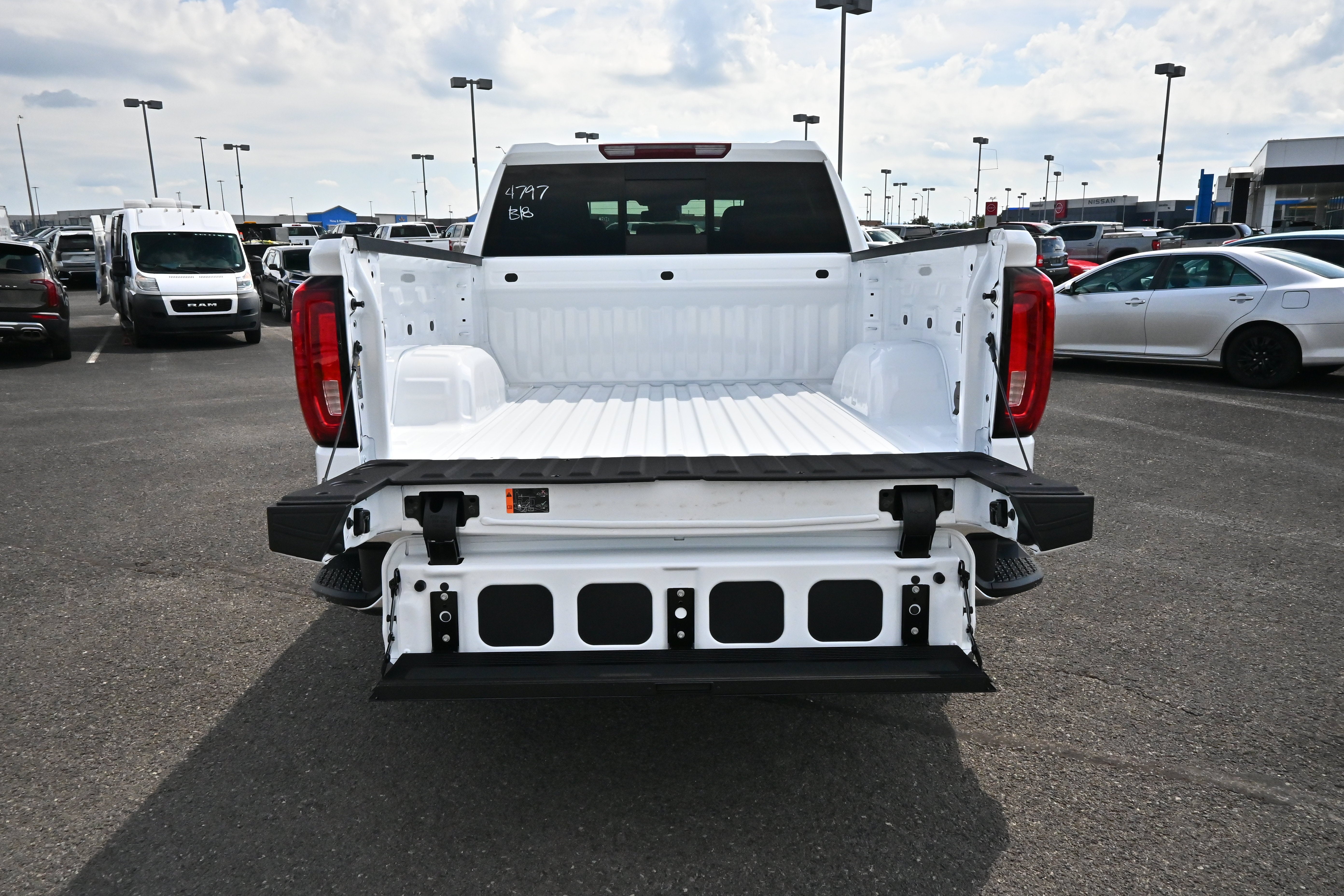 2026 GMC Sierra 1500 SLT - Photo 11