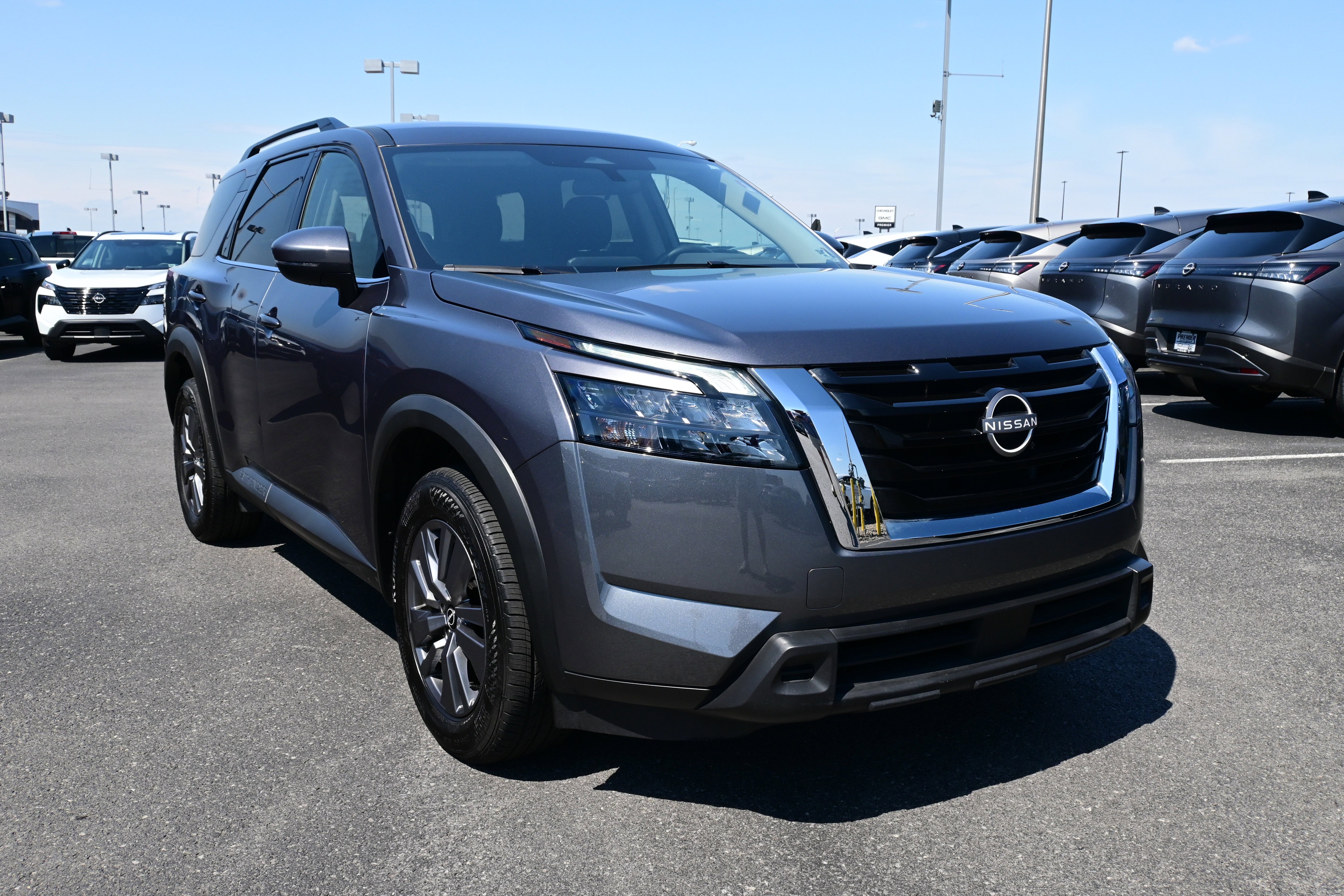 2025 Nissan Pathfinder SV
