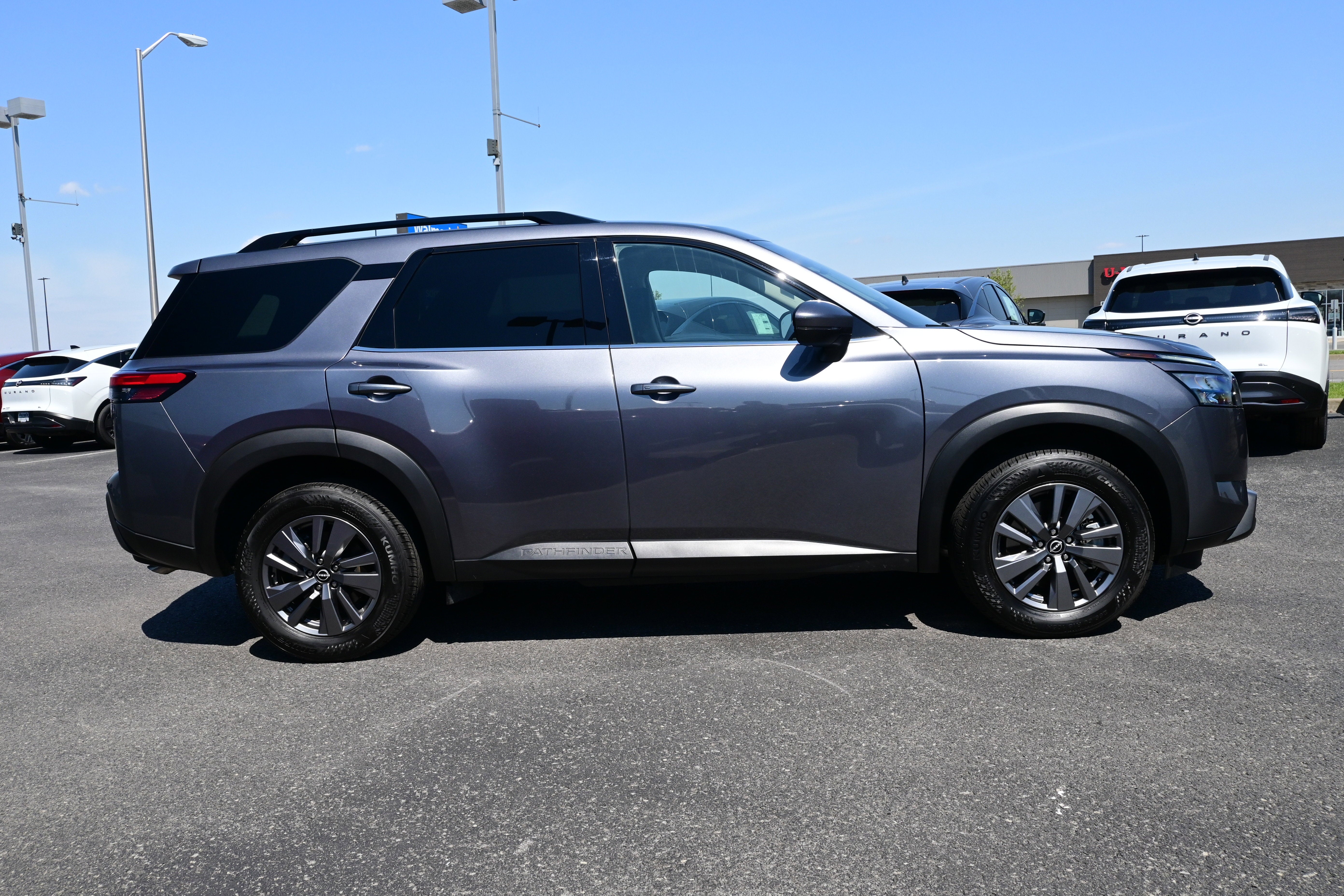 2025 Nissan Pathfinder SV