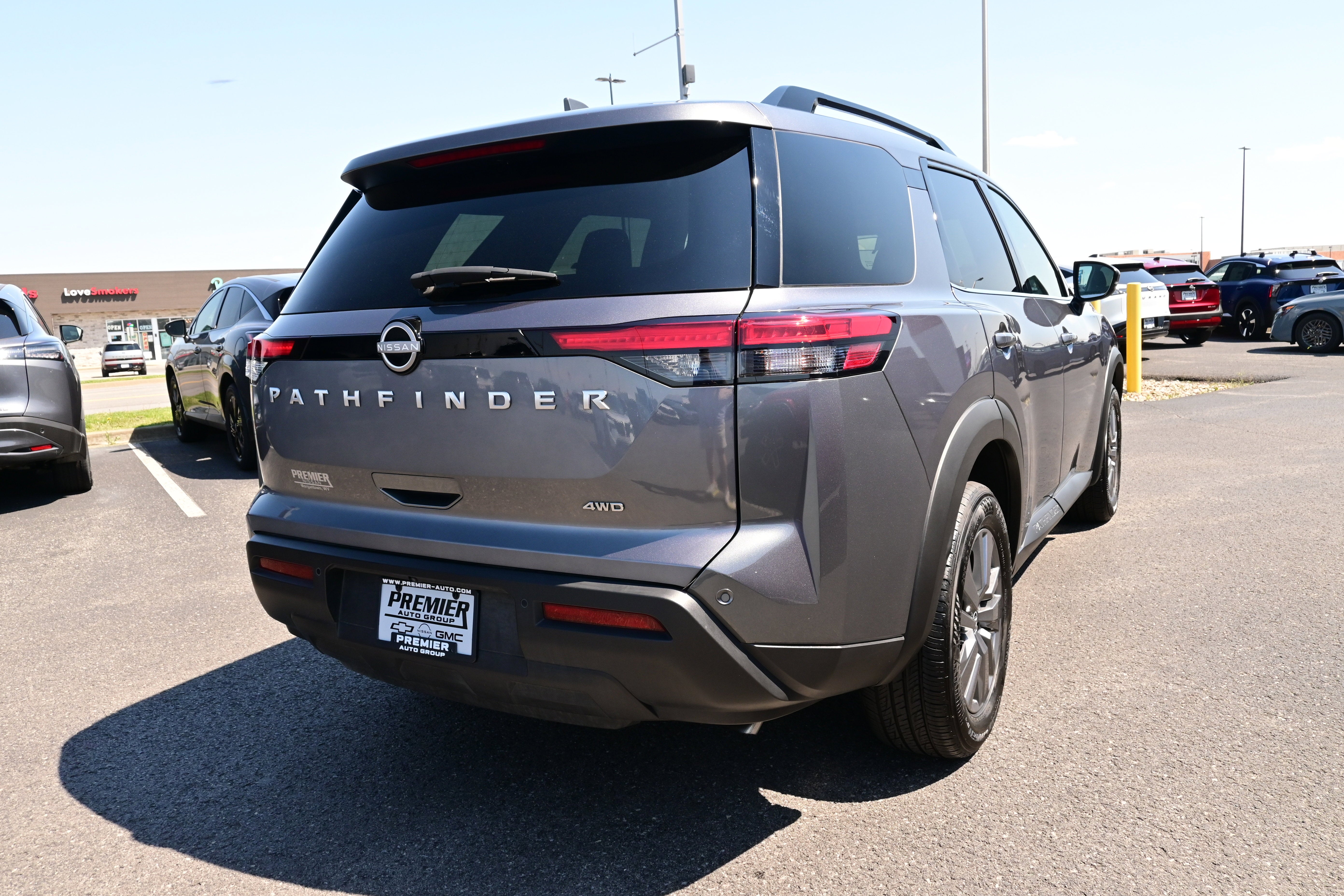 2025 Nissan Pathfinder SV