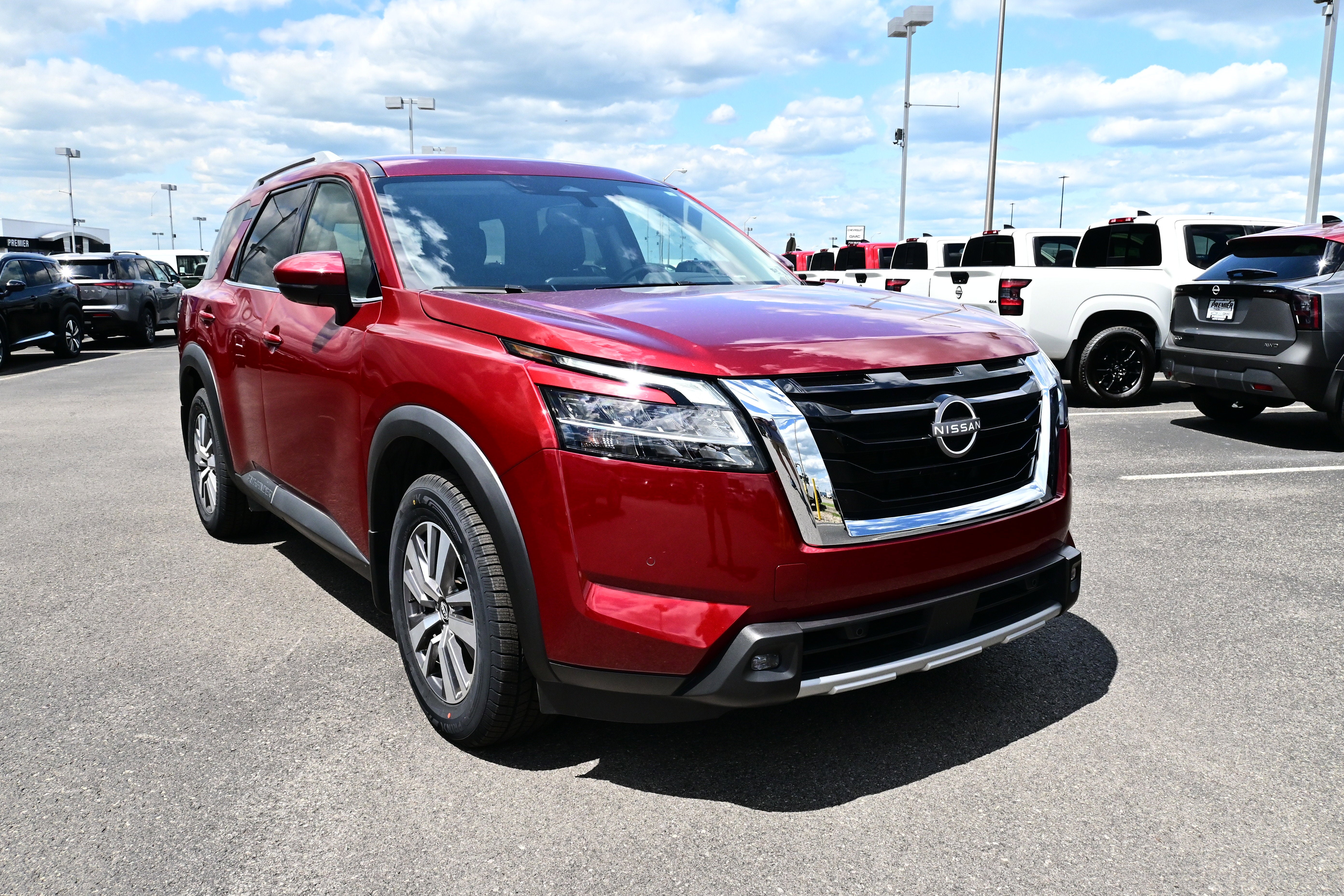 2022 Nissan Pathfinder SL
