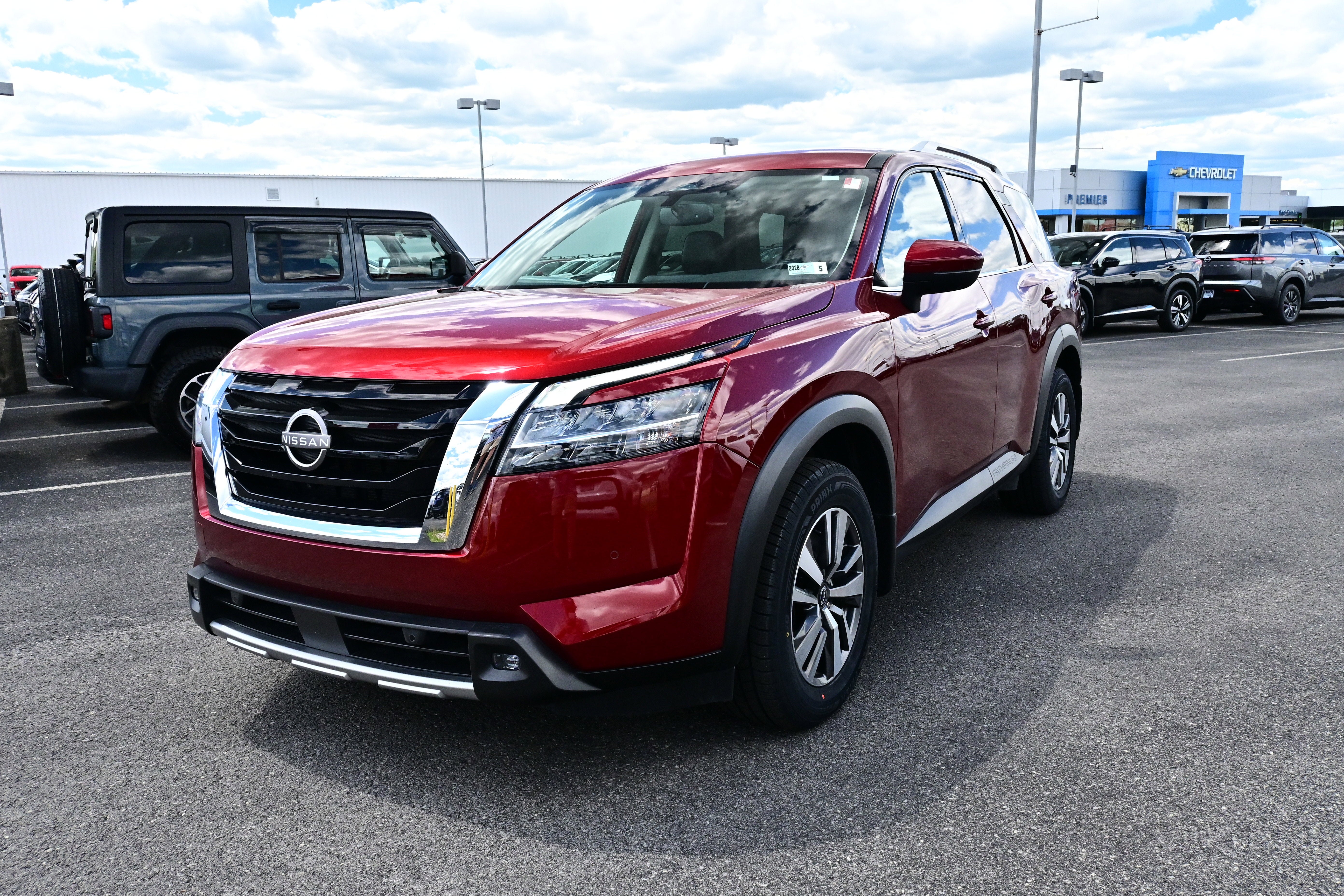 2022 Nissan Pathfinder SL