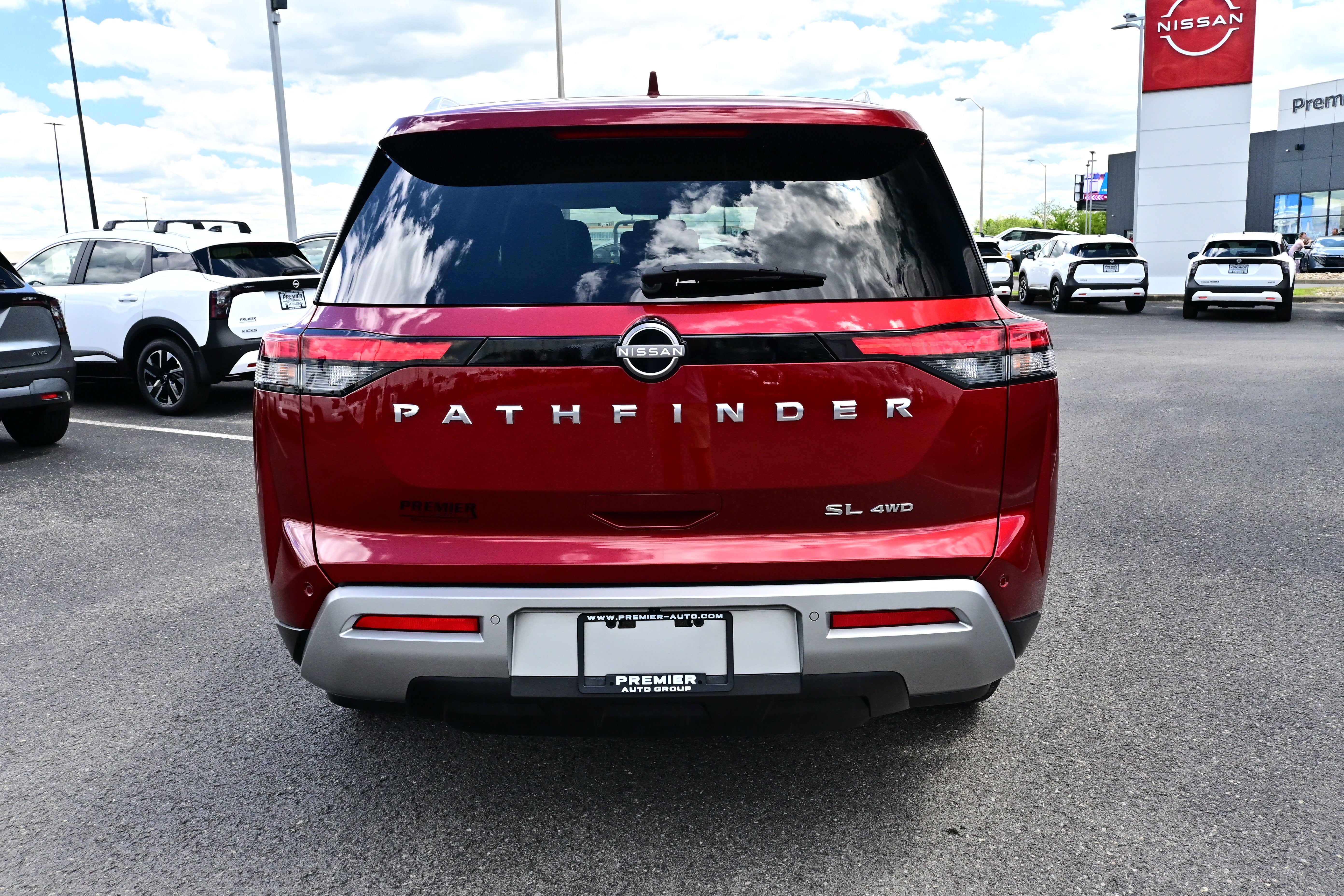 2022 Nissan Pathfinder SL
