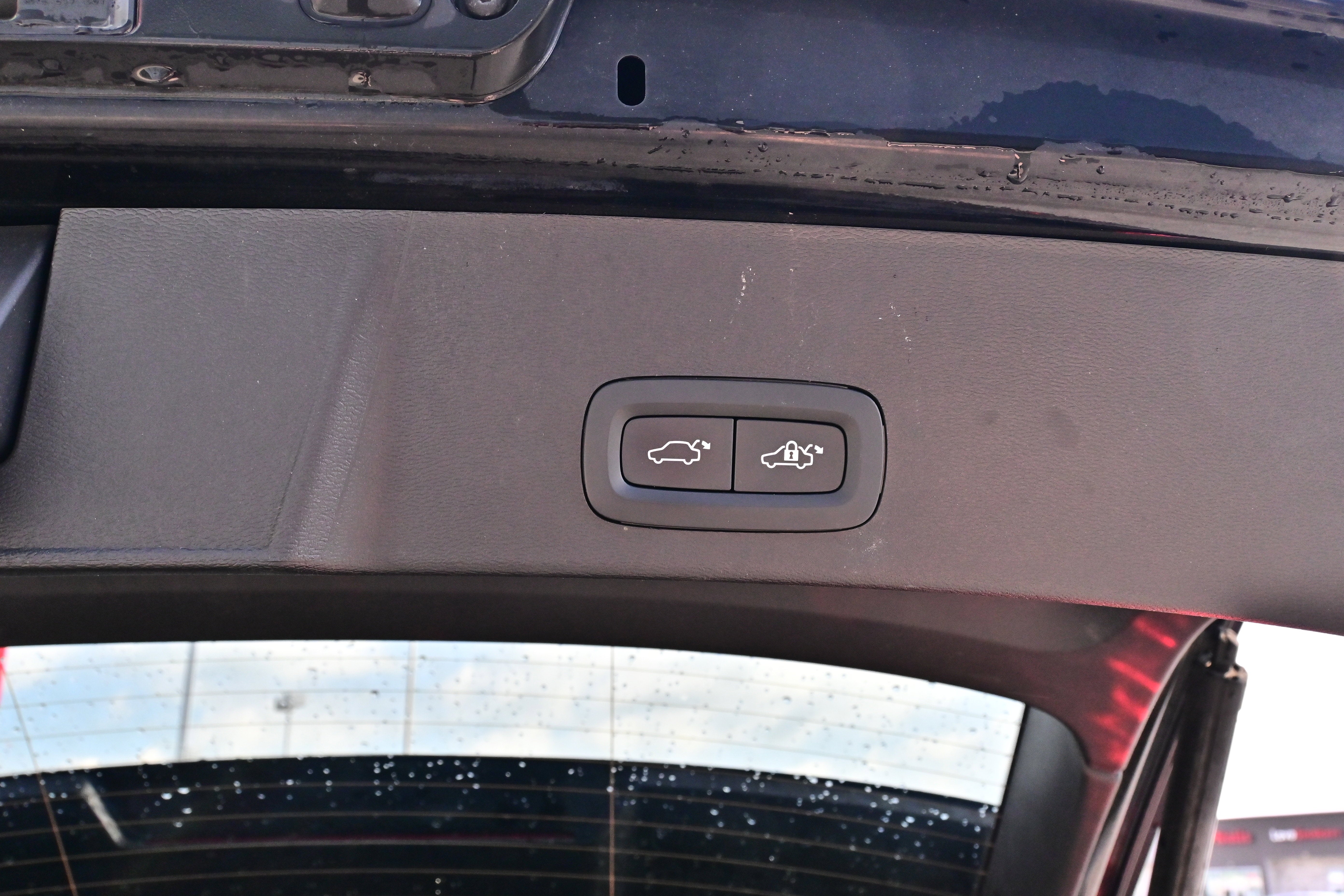 2023 Volvo XC40 Plus Dark Theme